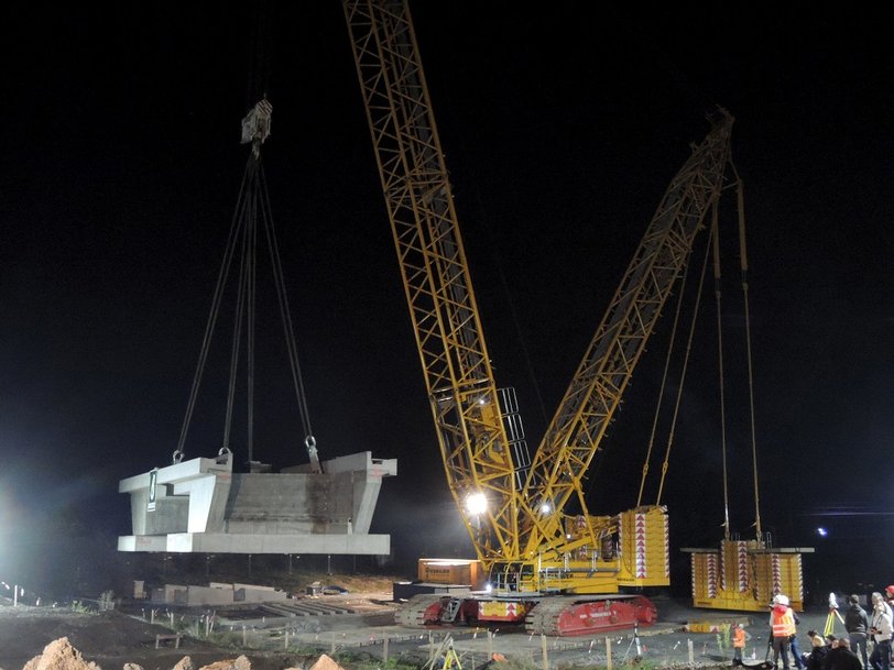 Demag CC 3800-1 lifts bridge element